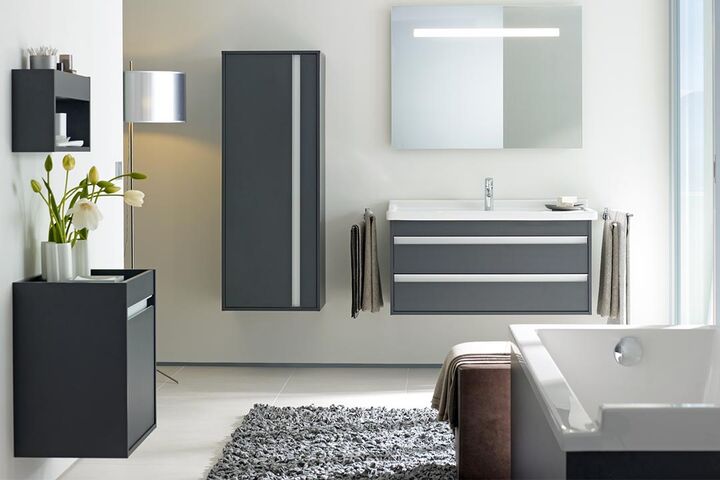 Badmöbel mit Stauraum in grau. ansicht auf Waschplatz mit Badspiegel, Waschbecken, Schränke.