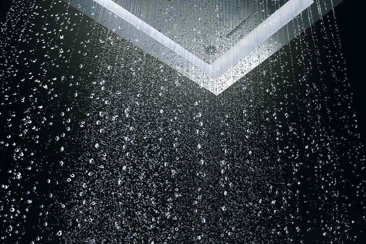 Regendusche in der Decke montiert mit Wassertropfen.
