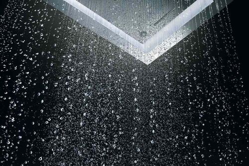 Regendusche in der Decke montiert mit Wassertropfen.