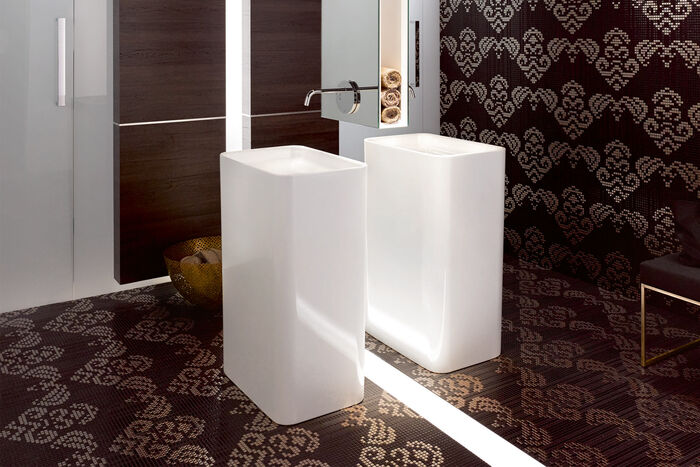 Weißer, freistehende BetteArt Monolith Waschtisch von Bette. Der Wasserhahn ist an einem Spiegel integriert.