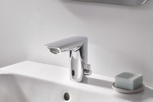 Die GROHE Bau Cosmopolitan E ist als berührungslose Armatur besonders hygienisch.