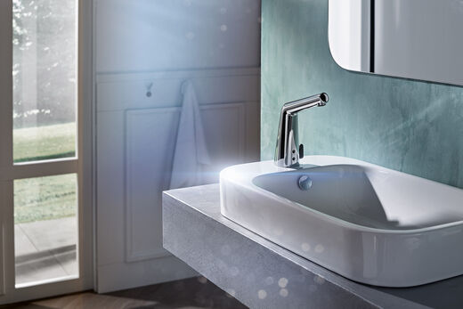 Hansa Designo Wasserhahn an kleinem Waschbecken für Gäste montiert. Aufsatzwaschbecken auf Betonplatte.