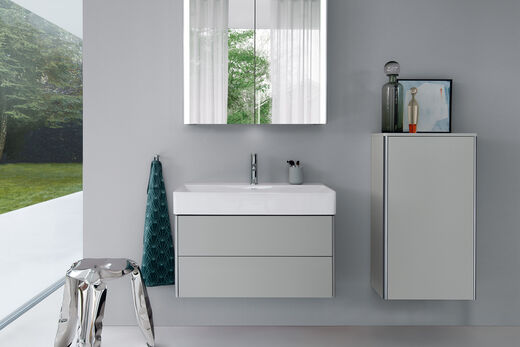 Duravit Square Badmöbel in grau mit Schubladen und Wandschrank. Einsatzwaschbecken in weiss.