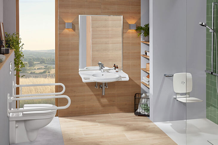 ViCare Badezimmer von Villeroy & Boch mit Keramik und Accessoires für körperlich eingeschränkte Personen.