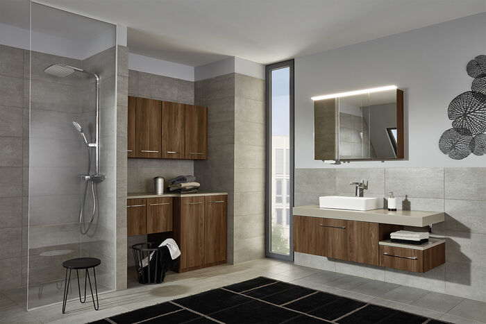 Modernes Badezimmer mit Badmöbeln in Holzoptik von heibad.