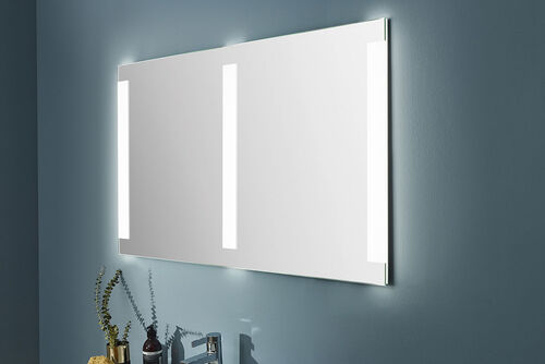 SmartLine Badezimmer-Spiegel mit senkrechter Beleuchtung im Detail