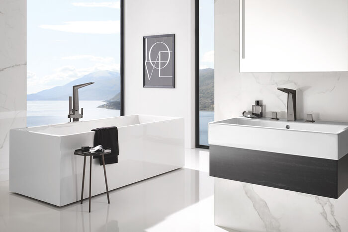 Bad im Black and White-Stil: Besonders zur Geltung kommen hier die dunklen Armaturen in Hard Graphit gebürstet an der Badewanne und am Waschbecken.
