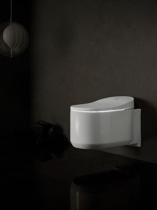 Grohe Sensia Arena Nachtaufnahme des Dusch-WCs Sesia Arena von Grohe, das die integrierte Beleuchtung im Sitz darstellt.