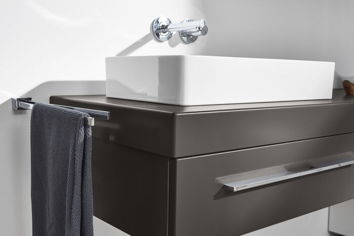 Waschbecken mit Unterbauschublade der Serie Universal von heibad in graphite grey.