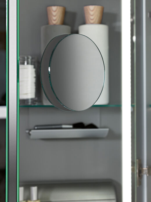 Blick in Spiegelschrank mit integrietem Kosmetikspiegel.