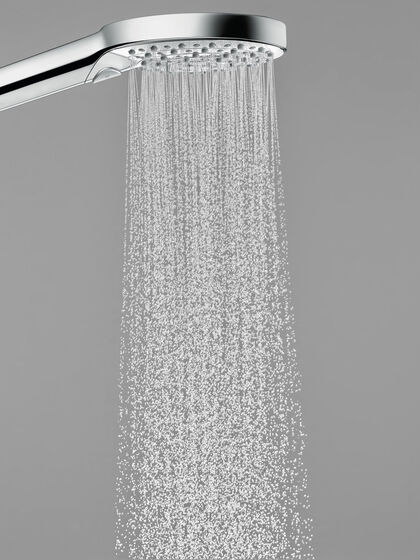 Handbrause chrom mit Wasserstrahl PowderRain Technologie von hansgrohe.