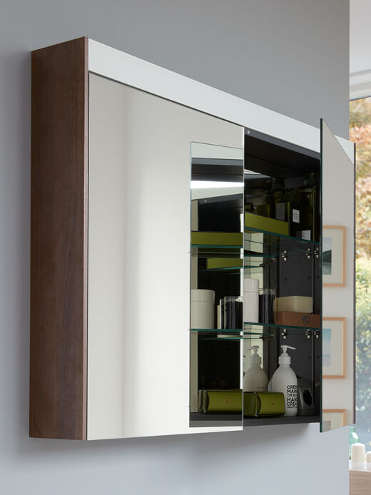 Duravit Brioso Spiegelschrank offen mit Kosmetika.