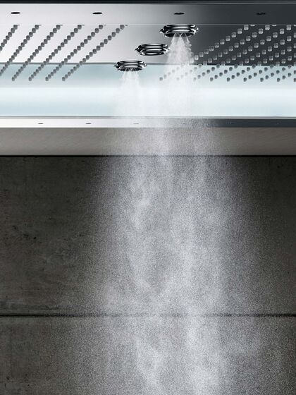 Nahaufnahme der GROHE Aqua Symphony Rainfall Kopfbrause. Es sind unterschiedliche Düsenformationen zu erkennen. Aus rundlichen Düsen scheint das Wasser herauszusprühen.