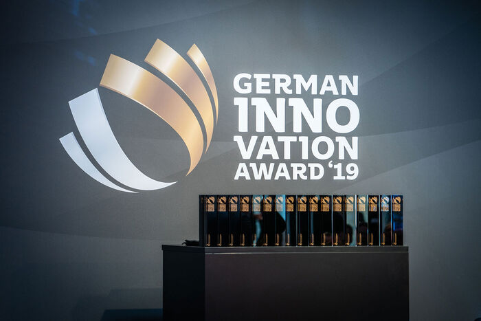 Preisverleihung German Innovation Award 2019 Gewinner Pokale Splash Bad