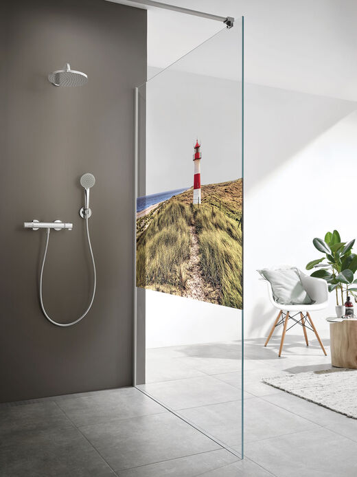 Sprinz ColorStar Blick nach innen in die barrierefrei zugängliche Dusche ColorStar aus Echtglaswand und Haltestange. Sprinz bietet in der Serie zusätzlich einen farbigen Sichtschutz in 70 cm Höhe auf der Glaswand aufgedruckt.