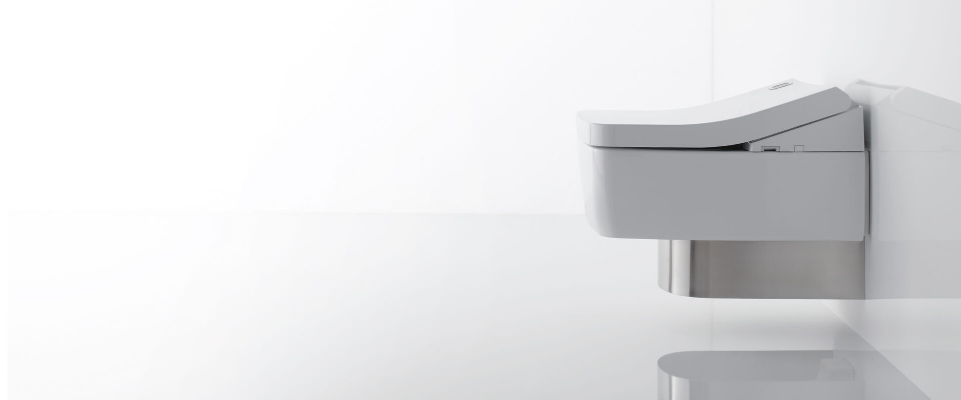 Dusch-WC SG von TOTO Europe in der Seitenansicht. Man erkennt die Chromabdeckung unter dem WC und den Washlet-Aufsatz.