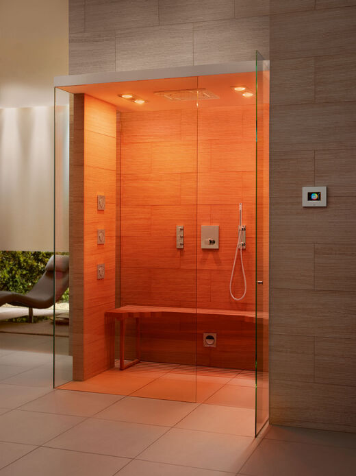GROHE Spa F-digital Deluxe Orange beleuchtete Dampfdusche mit seitlichen Massagedüsen und eckiger deckenmontierter Kopfdusche.