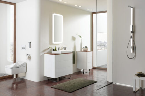 Modernes weißes Badezimmer mit Washlet, LED Badspiegel, Badmöbel auf Chromfüßen mit aufsatzwaschbecken. Begehbare Dusche mit Duschsystem.