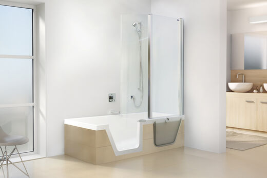 Duscholux Step-in Pure Badewanne und Dusche mit Türe und Duschwand helle Fliesen. Brausenstange und Handbrause wandmontiert.