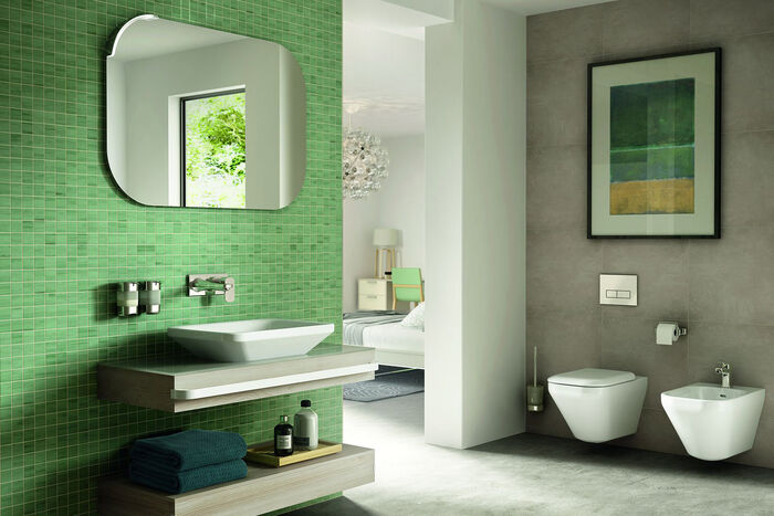 Komplettes Badezimmer mit Konsole und Aufsatzwaschbecken, Toilette, Bidet und Spiegel.