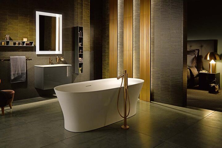 Freistehende Badewanne mit Standarmatur. Beleuchteter Spiegel, Abendstimmung. Starck Design von Duravit.