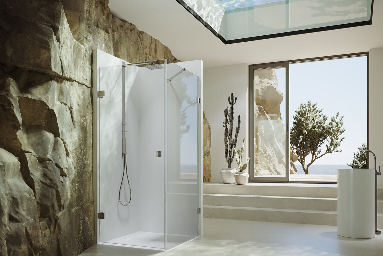 Dusche aus Glas von Hüppe SolvaPro in Luxusbad mit Ausblick.
