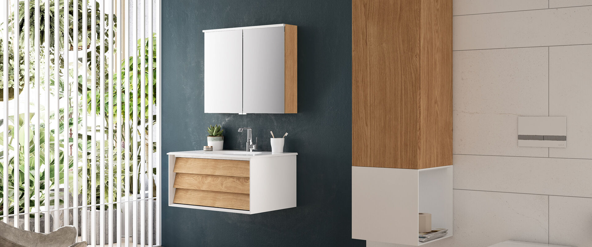 Waschbeckenunterschrank mit lamellenförmigen Schubladen aus Holz. Badmilieu mit Spiegel, Toilette und Hochschrank.