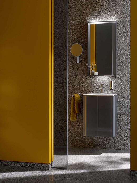 Gäste-Badensemble von Keuco: X-Line besteht aus einem Waschbecken, Waschtischunterschrank und beleuchtetem Spiegel.