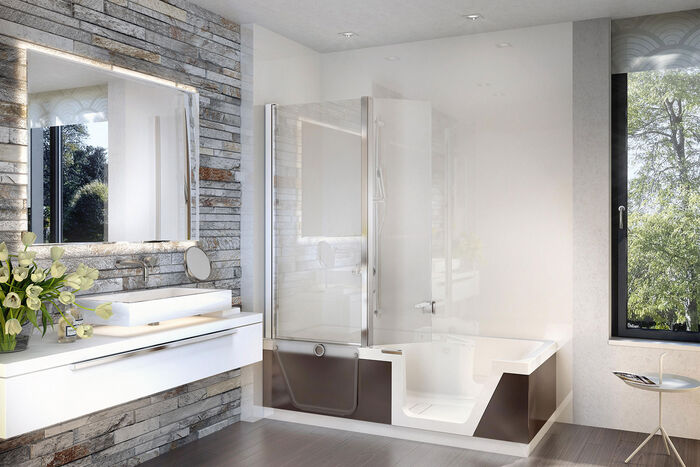 Badambiente mit Einbau Badewanne mit Einstieg und einer Duschabtrennung. Waschbecken mit großem spiegel.