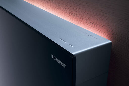 Geberit Monolith Detailbild zur Hinterleuchtung des Sanitärmoduls Monolith aus dem Hause Geberit. Das Licht leuchtet sanft zwischen Vorwandkasten und Wand hervor.