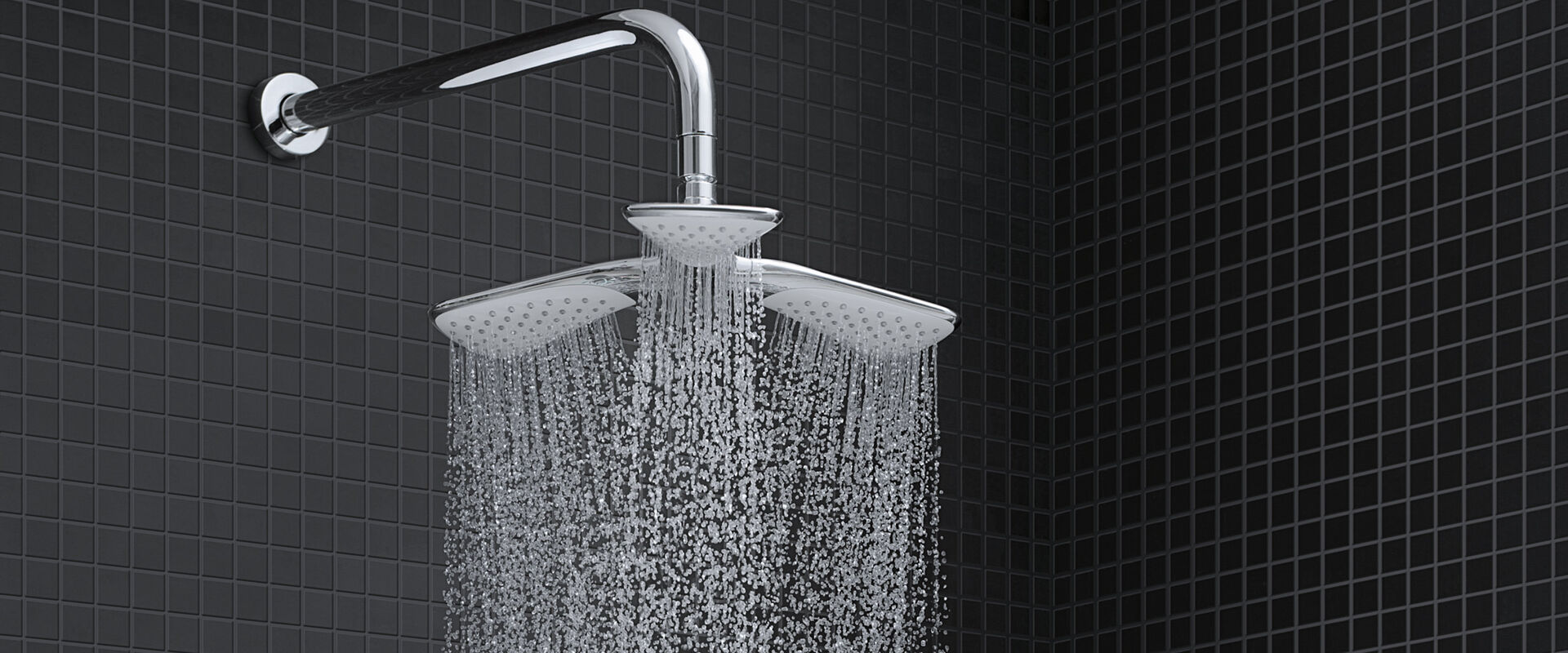 Kopfbrause von Kludi Fitz, aus der Wasser strömt. Die Kopfbrause hat eine blütenähnliche Form.