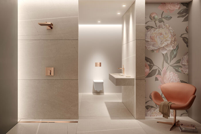 Feminines Badezimmer von TECE mit großer Blumentapete und aufeinander abgestimmte Oberflächen der Armaturen, der WC-Drückerplatte und der Duschrinne. 