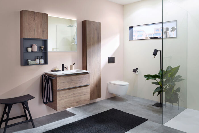 Badezimmer von Geberit iCon mit Holz-Fronten.