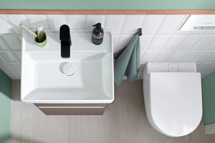 Gäste-WC aus der Vogelperspektive. Villeroy & Boch kombiniert einen raumsparenden Möbelwaschtisch und ein WC aus der Serie Collaro.