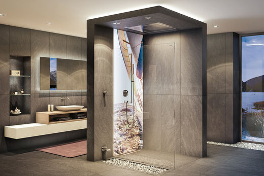 Badezimmer mit in der Mitte stehender Duschecken, in der eine Duscholux PanElle enlight Wandverkleidung installiert ist. Die Verkleidung zeigt einen Ausschnitt eines Segelboots, das übers Wasser gleitet.