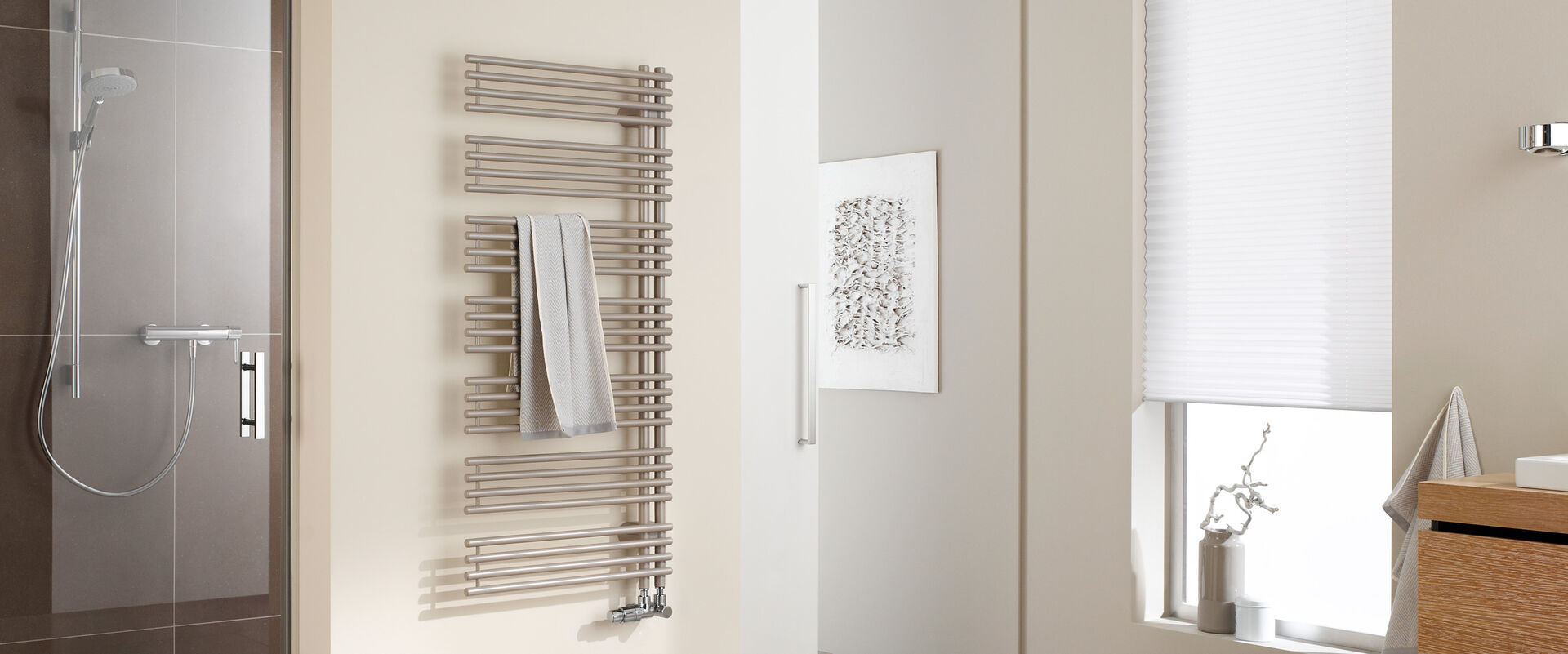 Badambiente mit dusche, Designheizkörper wandmontiert und Waschbecken auf Holzmöbeln