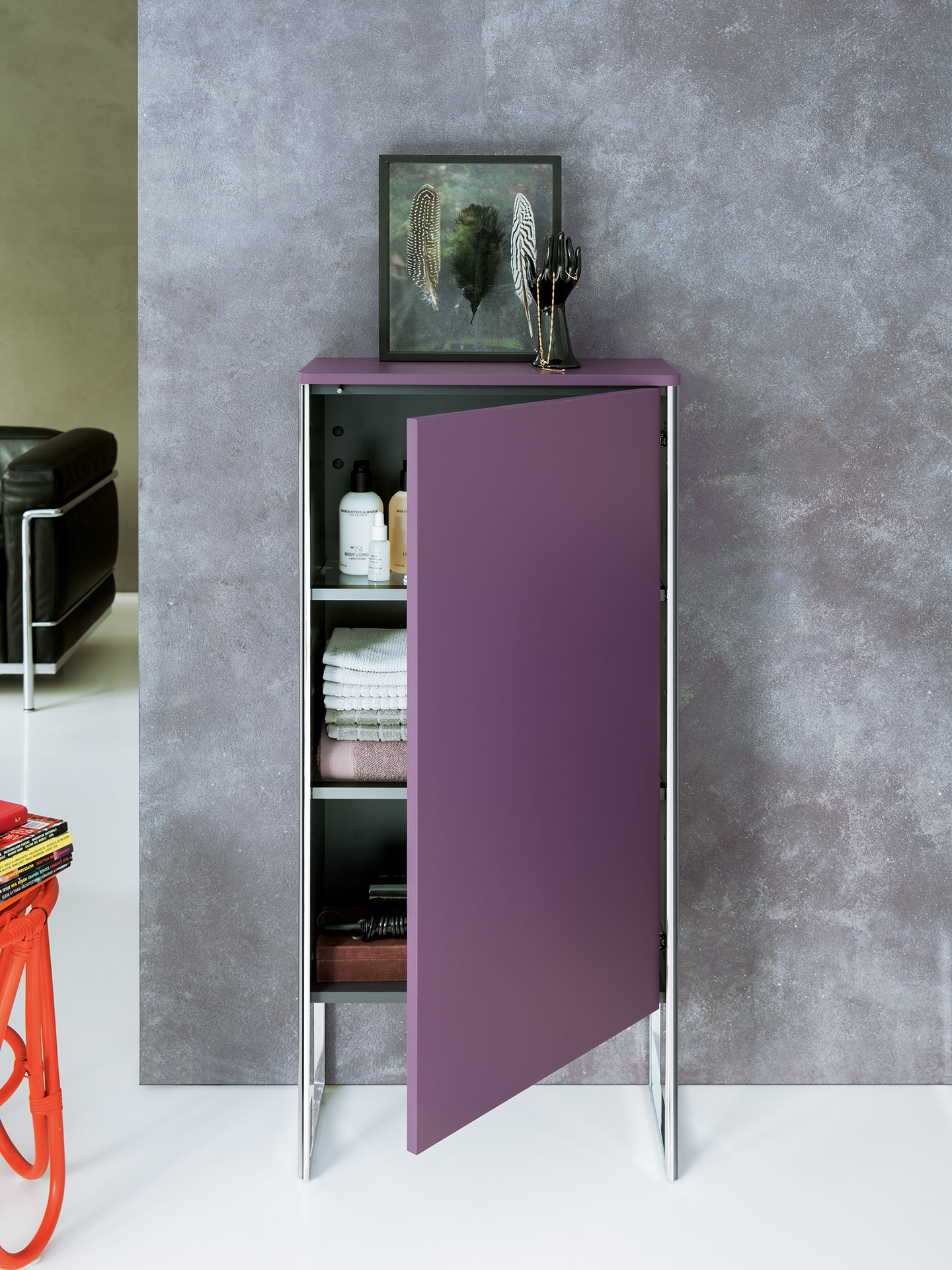 Badmöbel XSquare von Duravit Auberginefarbenes Badezimmerregal XSquare von Duravit, das vor einer grauen Wand steht.