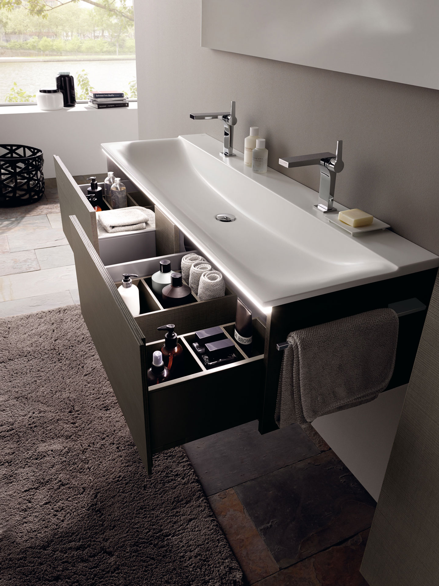 Für Ordnung im Badezimmer: Der Stauraum unter dem Waschbecken wird bei Xeno2 von Geberit optimal genützt. Doppelwaschtisch mit Waschbeckenunterschrank.