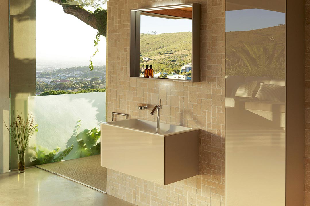 Badezimmer-Ausschnitt mit Waschtisch, Spiegel, Hochschrank und großem Fenster aus der Kollektion X-Line von KEUCO