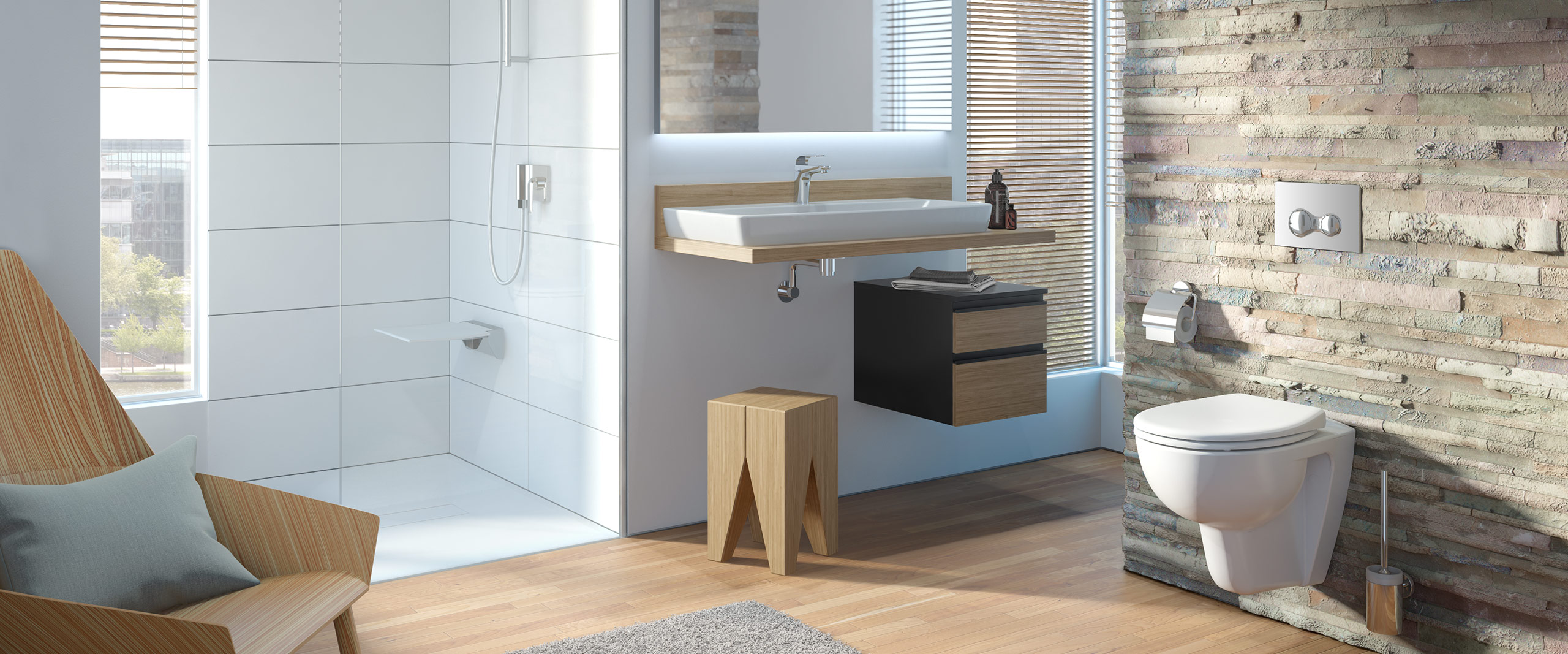 Barrierefreies Bad Conforma von VitrA Barrierefreies Generationenbad von VitrA Conforma: große Dusche mit Fensteraussicht, im Vordergrund der Waschplatz mit Sitzgelegenheit in dunkelbraunem Dekor und ein WC an Naturstein-Wand.