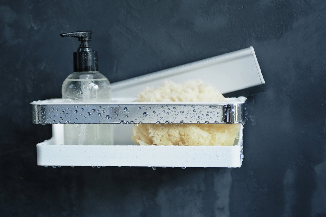 Duschkorb mit Abzieher für Glaswand mit Schwamm und Duschgel.