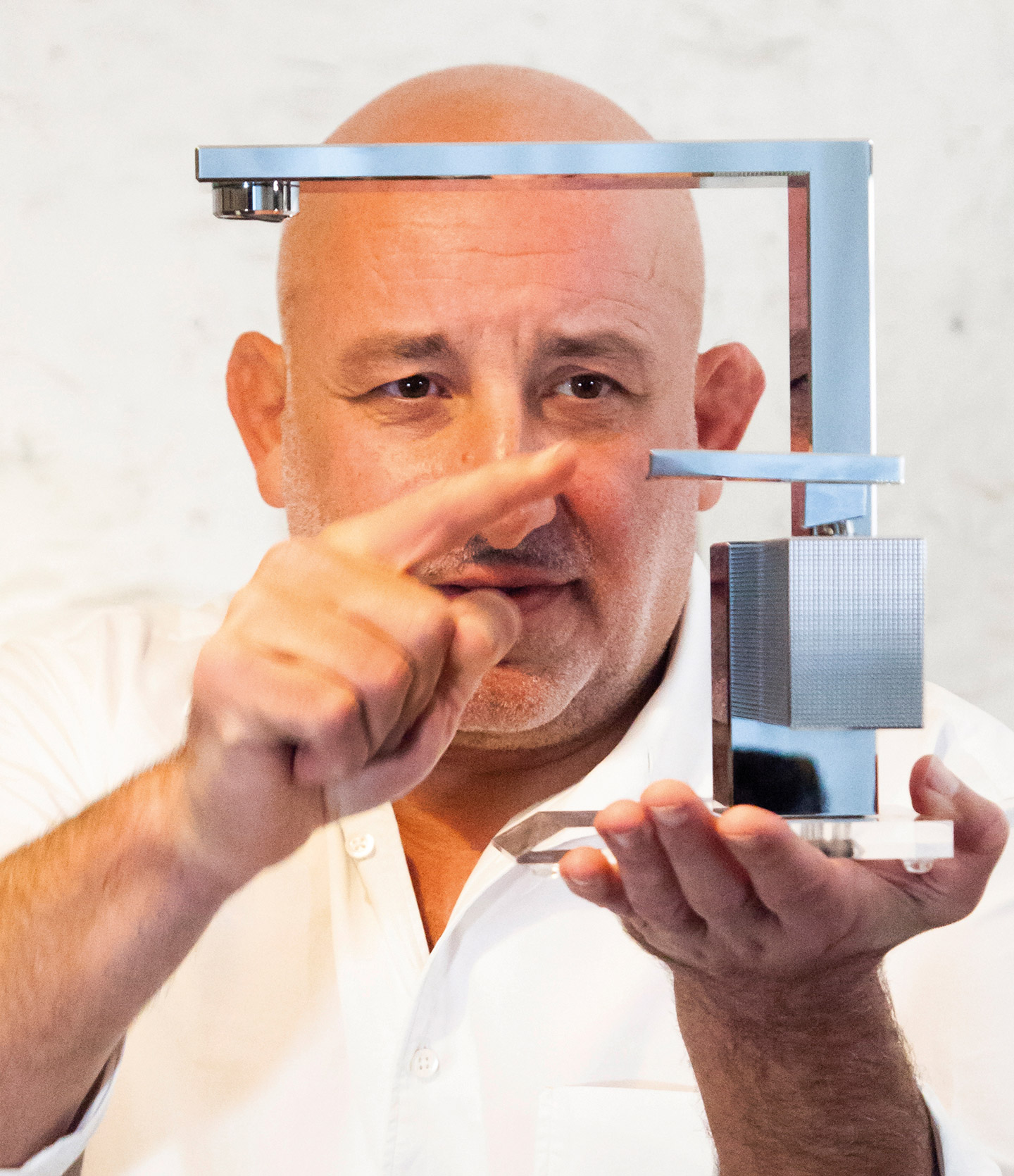 Designer-Porträt von Jean-Marie Massaud, der für AXOR die Premium-Armaturen Edge gestaltete. Er hat den Blick für Design & Funktion.