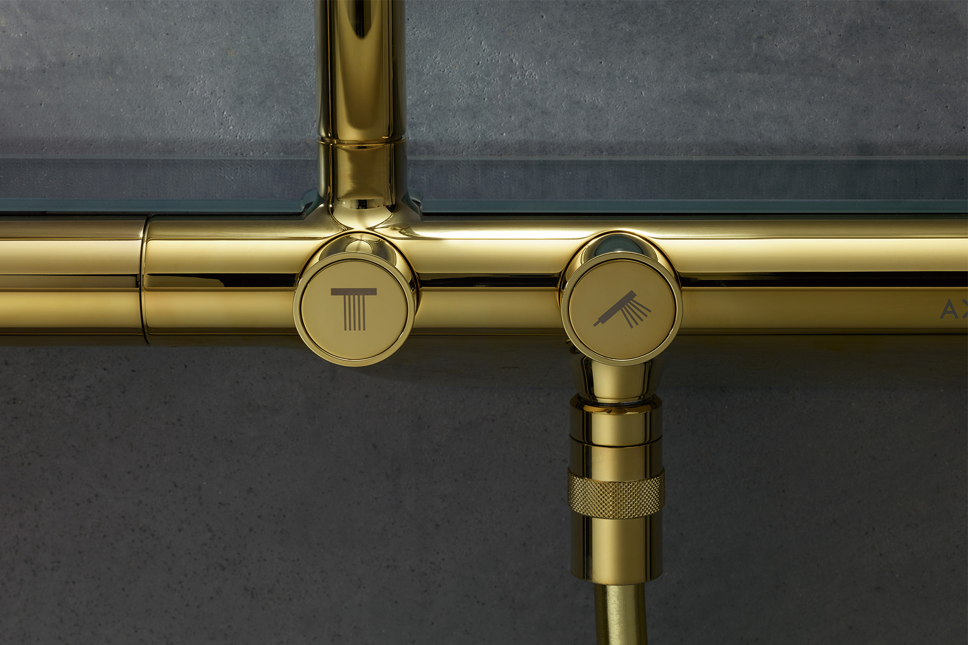 Detailansicht eines goldenes Duschsystems in Gold.