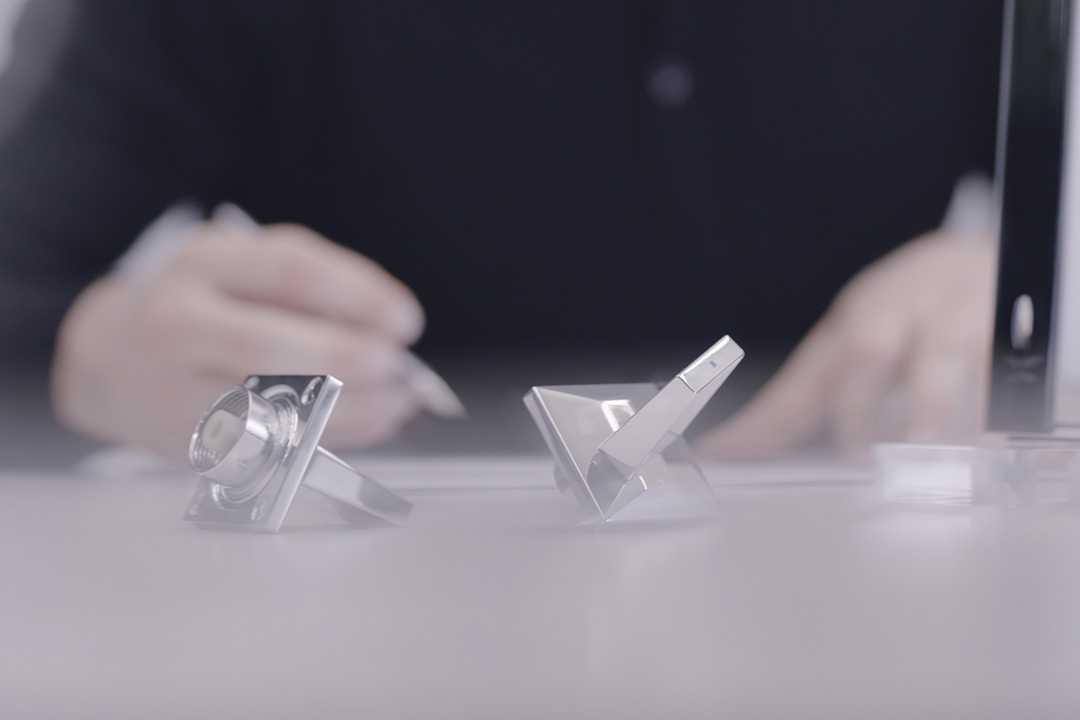 In zahlreichen Steps wird die Qualität der Icon 3D-Armaturen geprüft. Bild aus dem Produktionsprozess, in dem eine Person Einzelteile überprüft.