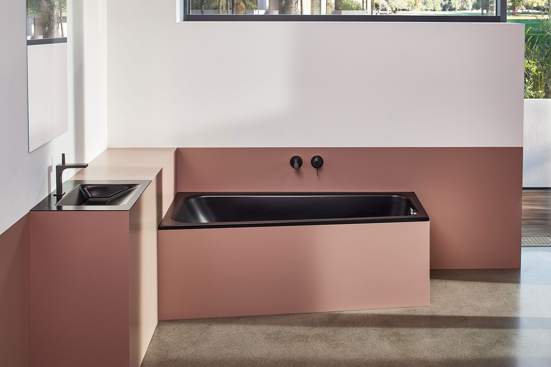 Extravagantes Bad in altrosa mit schwarzem Waschbecken und schwarzer Raumsparwanne Bette Space M, die durch ihre asymmetrische Form Platz einspart.