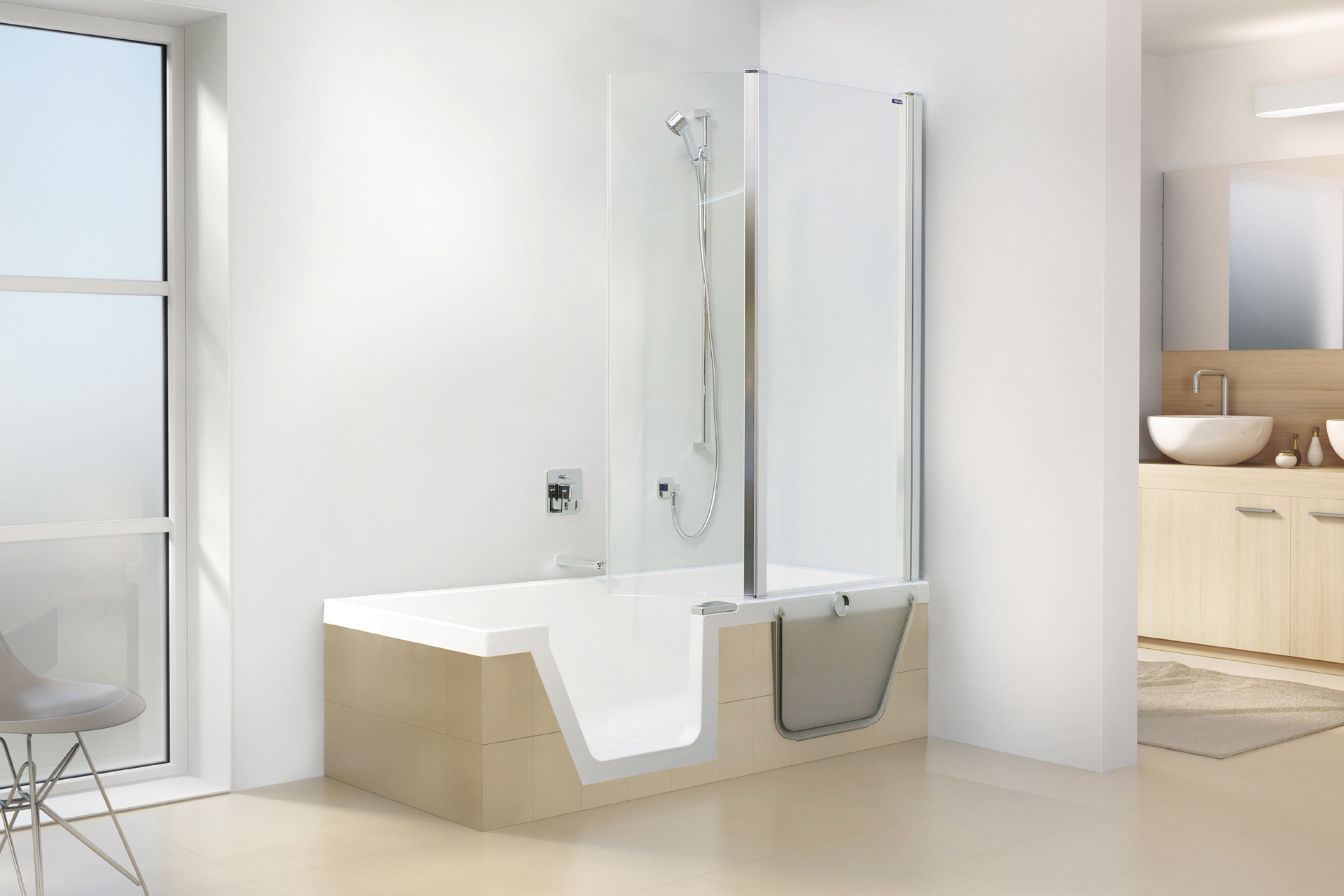 Einbauwanne Step-in-Pure von DUSCHOLUX Badewanne und Dusche mit Türe und Duschwand helle Fliesen. Brausenstange und Handbrause wandmontiert.