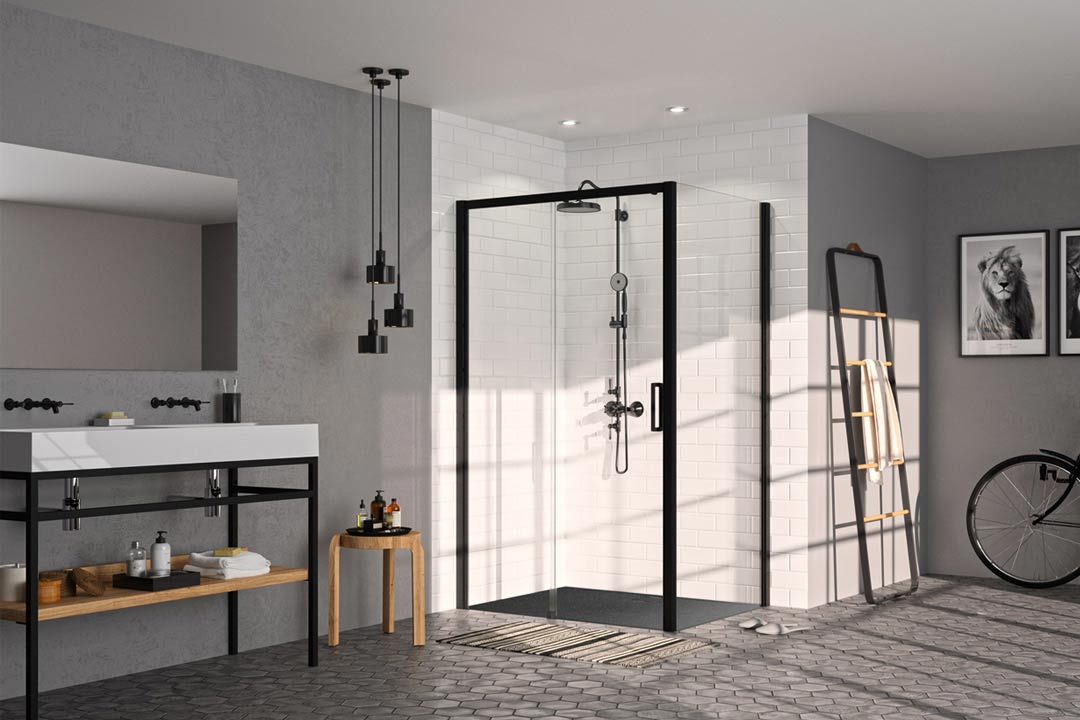 Begehbare Dusch mit Glasabtrennung und schwarzem Stahlrahmen in modernem Badezimmer.