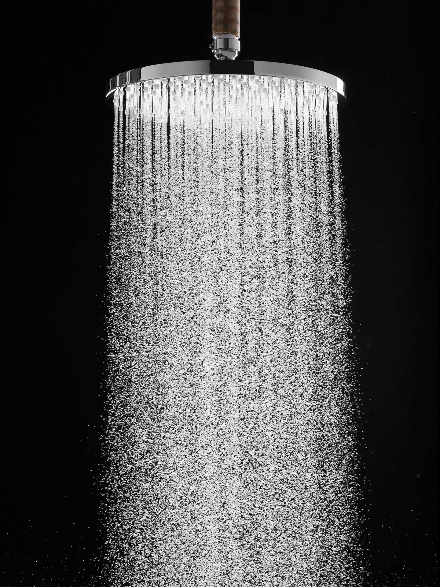 Kopfbrause rund mit Wasserstrahl der PowderRain Technologie.