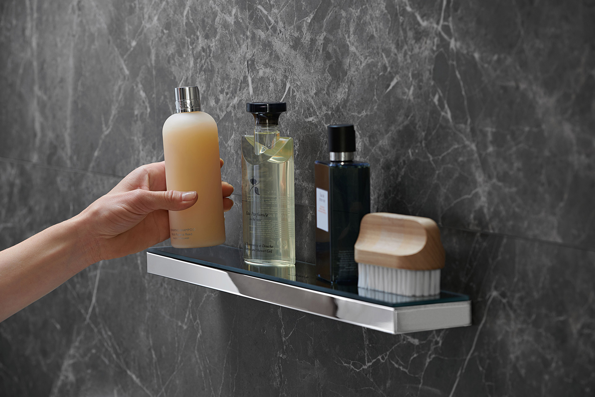 Mehrere Einzelablagen komplettieren die Duscheinrichtung rund um das Brausenprogramm Rainfinity von hansgrohe.