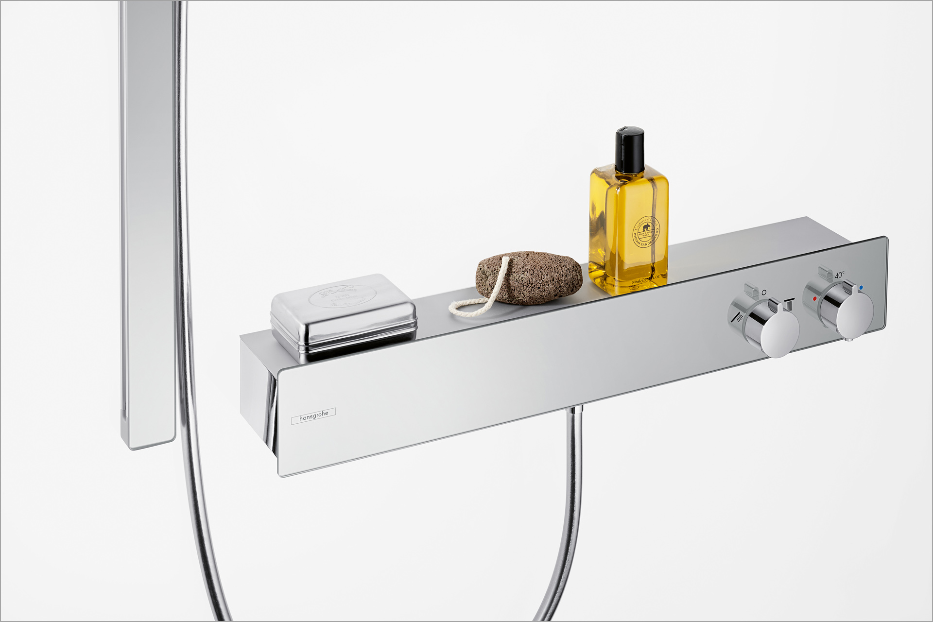 Thermostat mit Ablagefläche mit Seife und Shampoo.